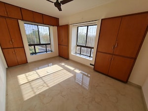 Room in 4 BHK Apartment at Lunkad Goldcoast, Viman Nagar – for Rent