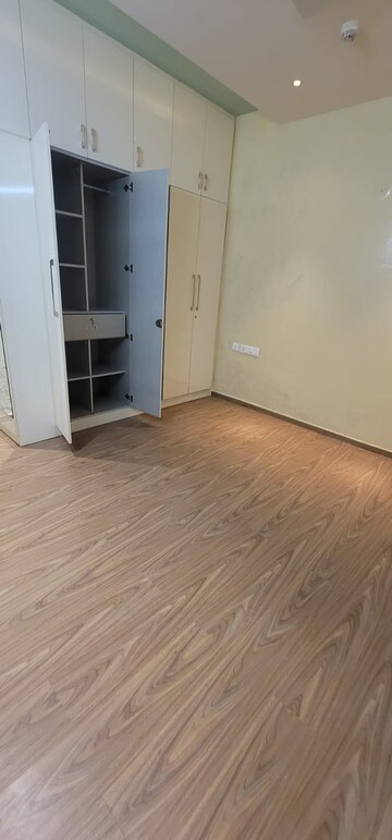 Room in 4 BHK Apartment at Prestige Misty Waters, Hebbal – for Rent