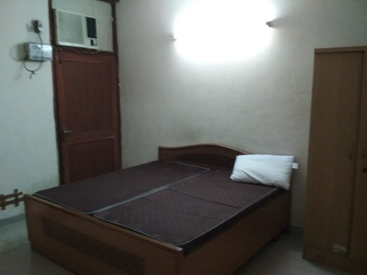 Room, defence colony 3 Bedroom 325 Sq.Yd. Builder Floor In Defence Colony Delhi 9506363