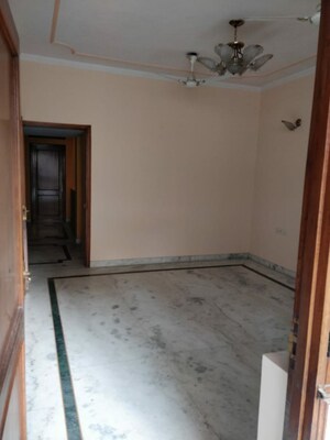 Room in 3 BHK Builder Floor at Defence Colony – for Rent