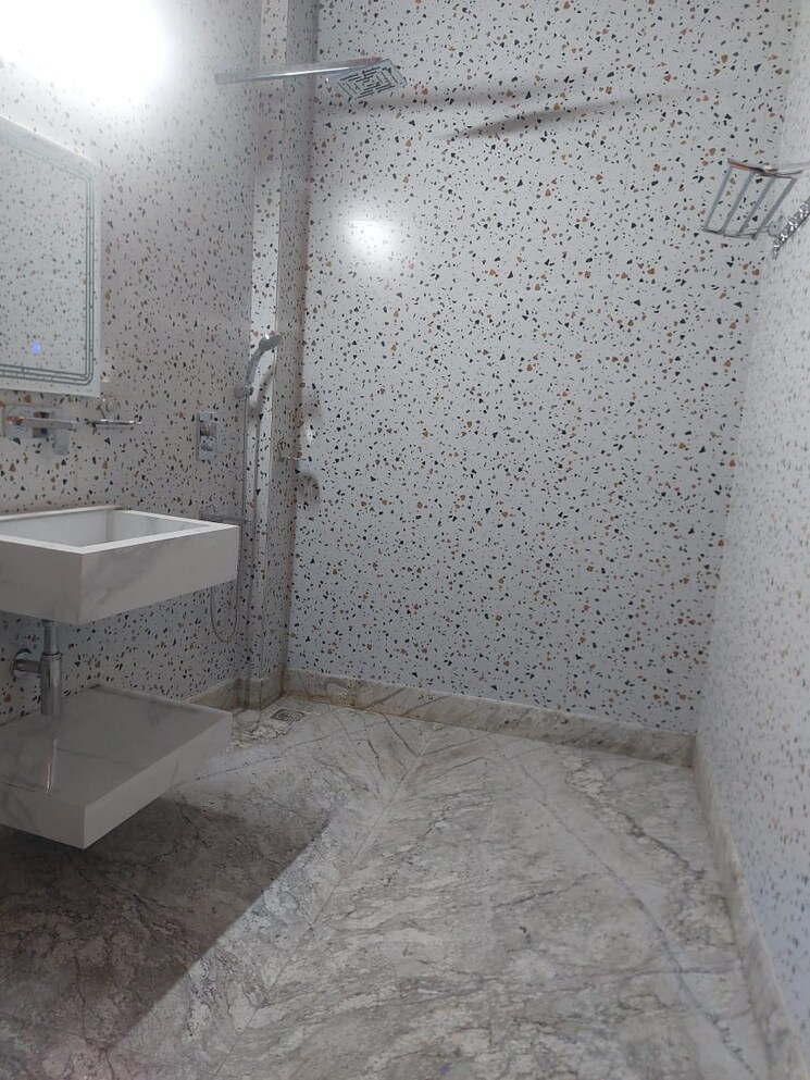 Bathroom, defence colony 4 Bedroom 326 Sq.Yd. Builder Floor In Defence Colony Delhi 9506367