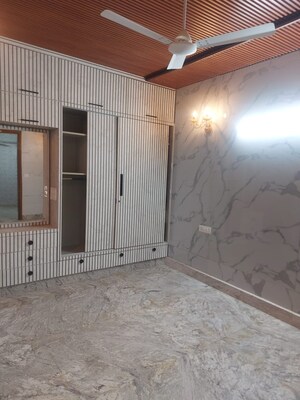 Room in 4 BHK Builder Floor at Defence Colony – for Rent