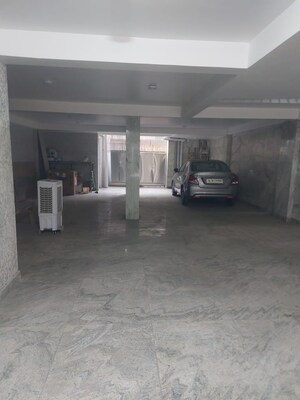Parking in 4 BHK Builder Floor at Defence Colony – for Rent