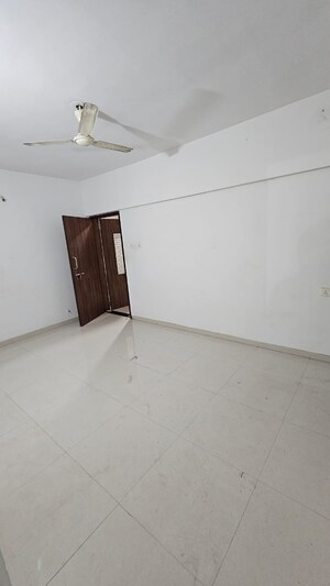 Room in 1 BHK Apartment at Mahaganesh Colony – for Rent