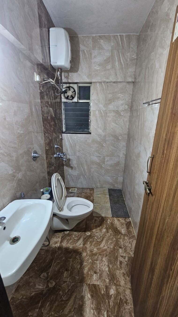 Bathroom, mahaganesh colony 1 Bedroom 600 Sq.Ft. Apartment In Mahaganesh Colony Pune 9506447