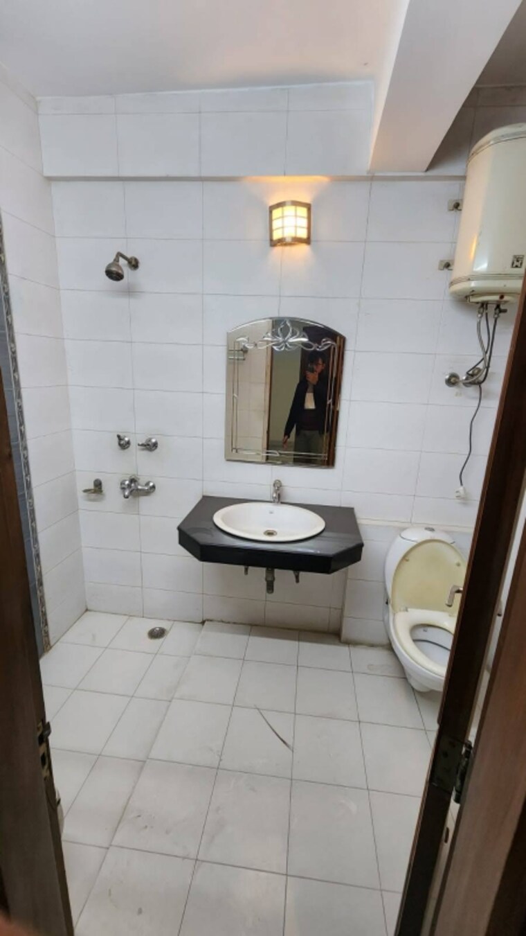 Attached Bathroom, chittaranjan park 2 Bedroom 1200 Sq.Ft. Builder Floor In Chittaranjan Park Delhi 9506456