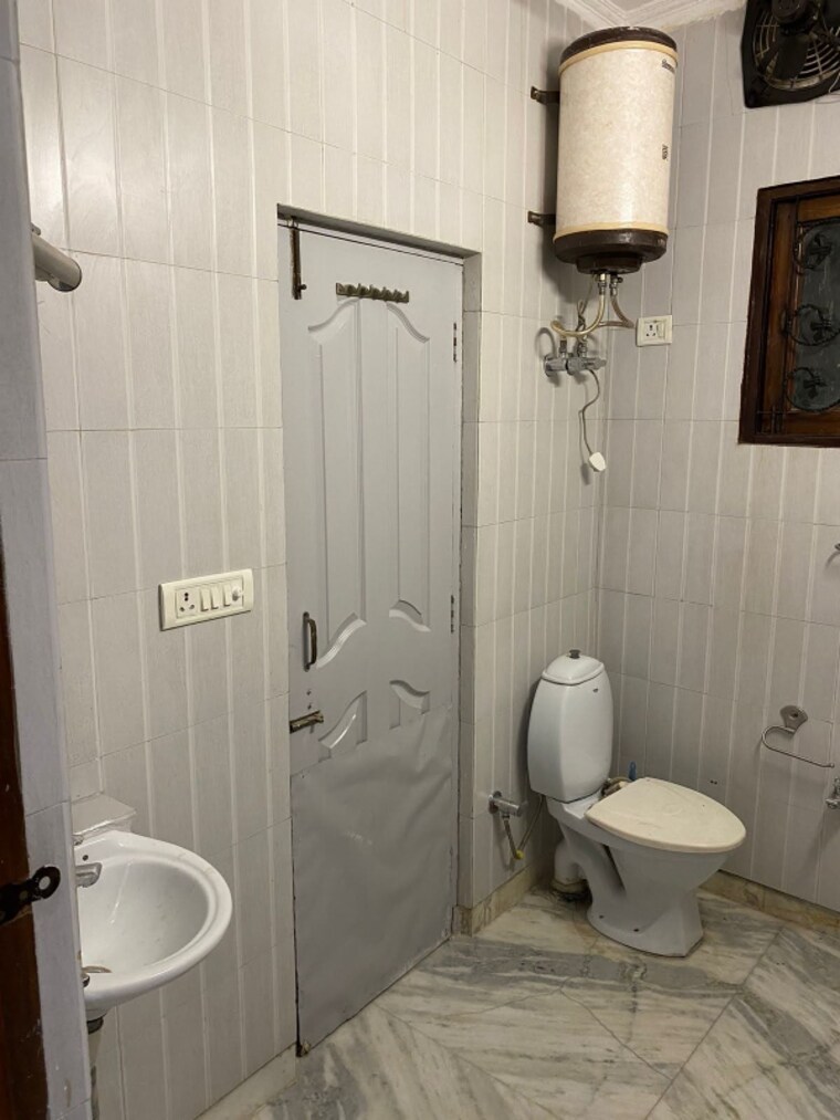 Attached Bathroom, greater kailash i 2 Bedroom 1800 Sq.Ft. Builder Floor In Greater Kailash I Delhi 9506459