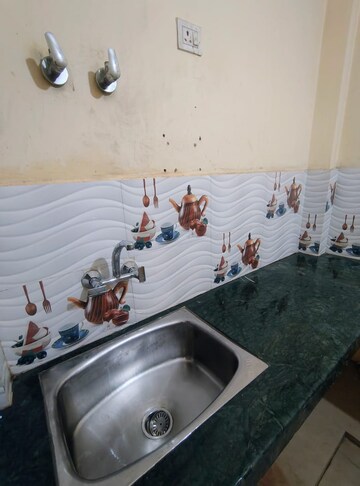 Team Area in 1 BHK Apartment at Husainganj – for Rent