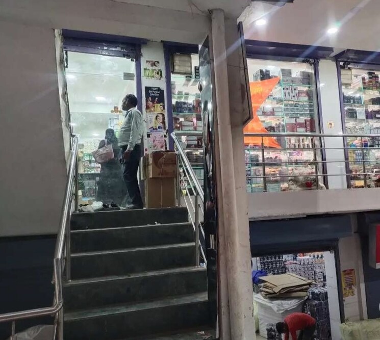 Balcony, yahiyaganj Commercial Shop 1300 Sq.Ft. In Yahiyaganj Lucknow 9506492