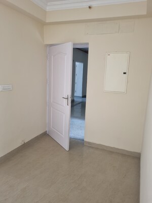 2 BHK Apartment For Rent in Raheja Vedaanta, Sector 108
