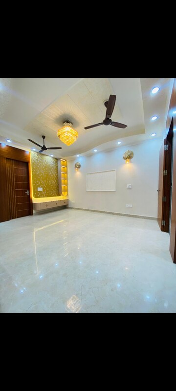 Room in 3 BHK Builder Floor at Maya Homes, Indrapuram – for Sale