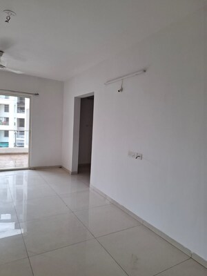 Room in 2 BHK Apartment at Gera Emerald City, Kharadi – for Rent