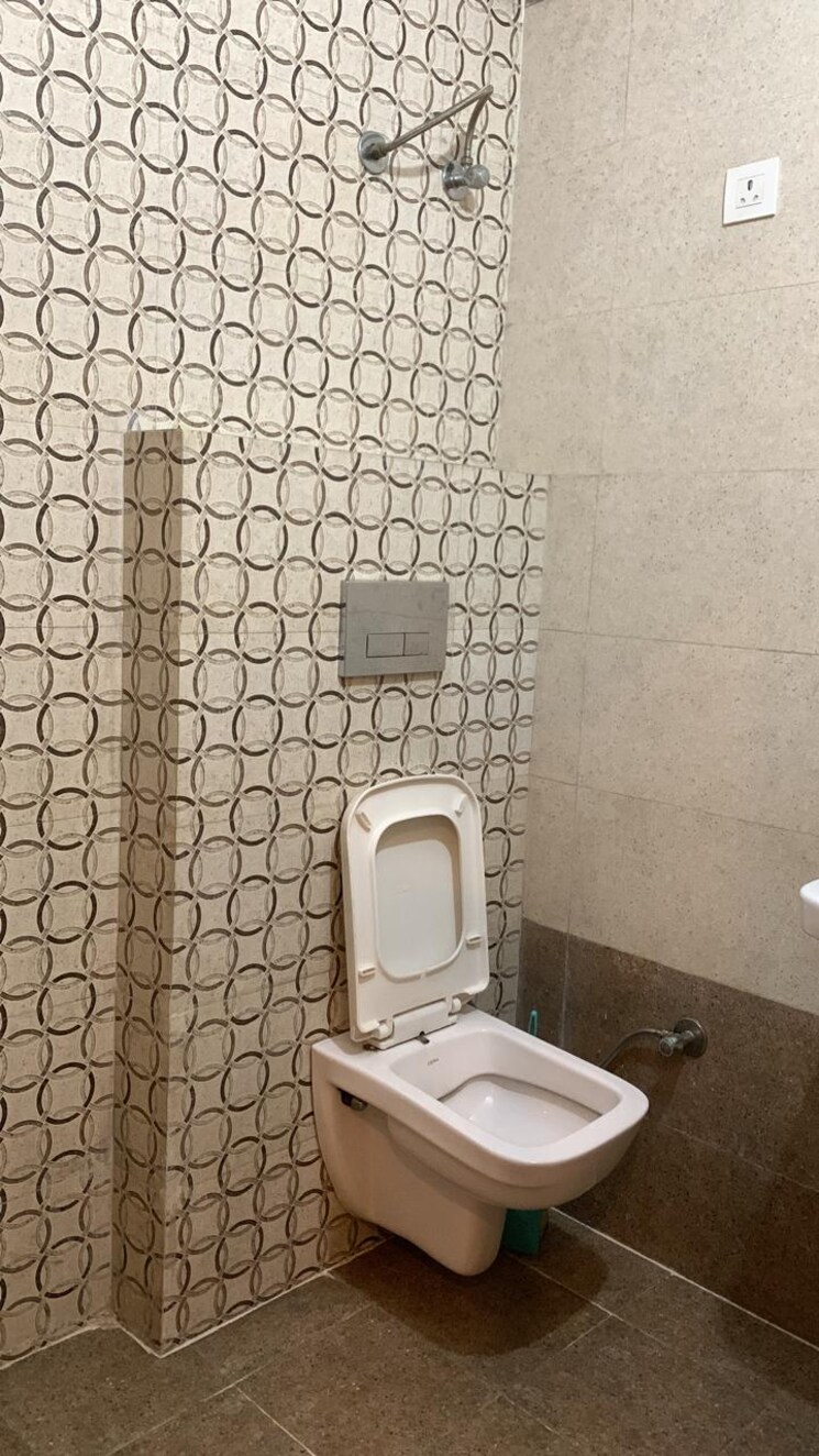 Bathroom, pir machalla 3 Bedroom 1080 Sq.Ft. Apartment In Pir Machalla Zirakpur 9506878