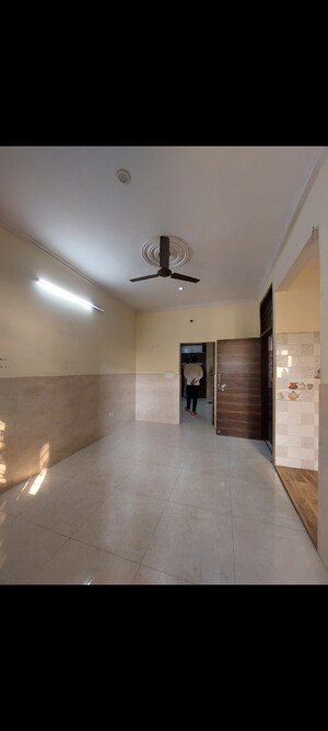 Room in 1 BHK Apartment at Shanti Bhawan, Sarita Vihar – for Rent