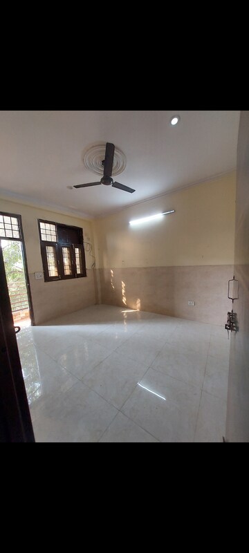 Room in 1 BHK Apartment at Shanti Bhawan, Sarita Vihar – for Rent