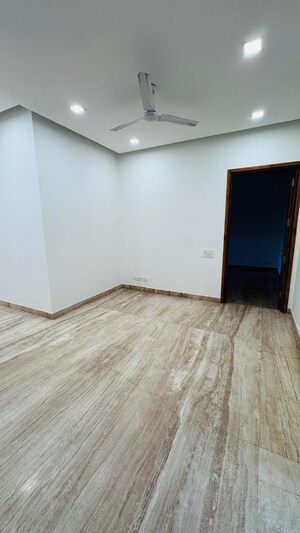 Room in 3 BHK Builder Floor at Sector 38 – for Rent