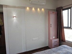 Room in 3.5 BHK Apartment at Harmony Signature Towers, Owale – for Rent