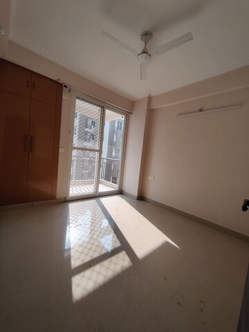 Room in 3 BHK Apartment at Amrapali Golf Homes, Sector 4 Greater Noida – for Rent