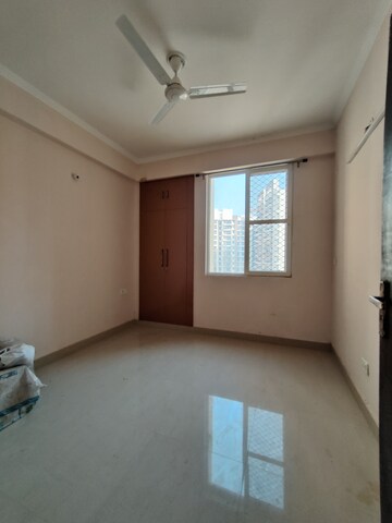 Room in 3 BHK Apartment at Amrapali Golf Homes, Sector 4 Greater Noida – for Rent