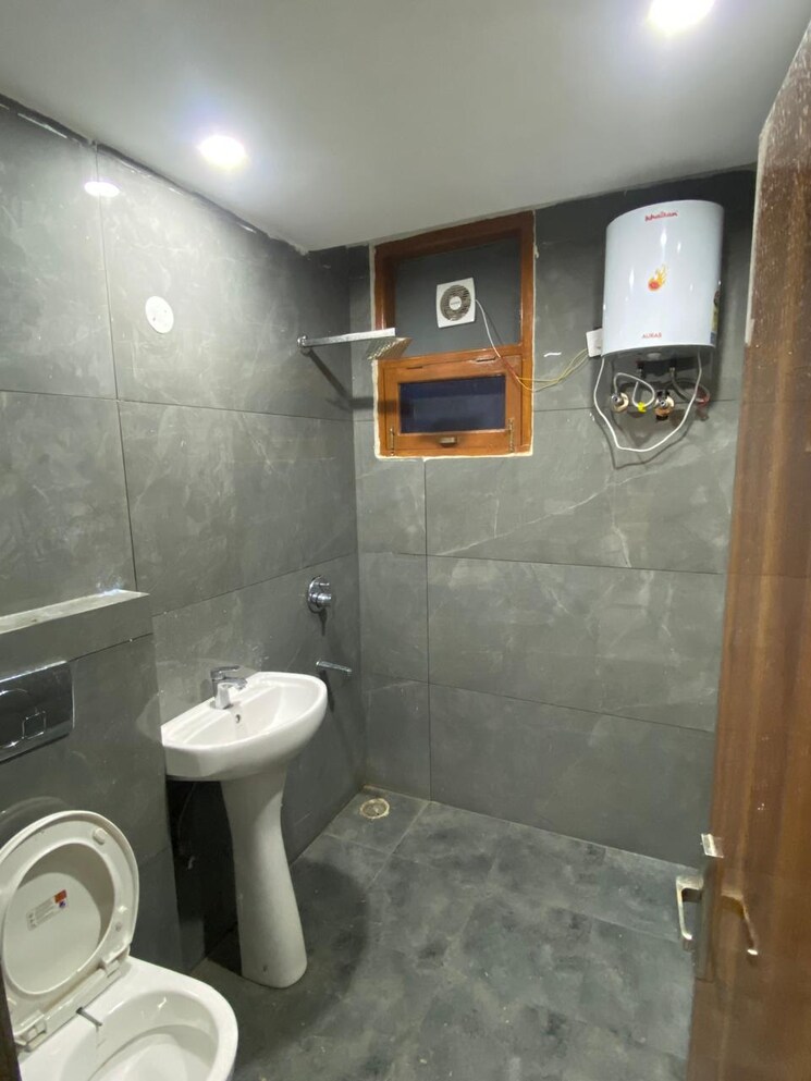Bathroom, pir machalla 3 Bedroom 1350 Sq.Ft. Apartment In Pir Machalla Zirakpur 9507184