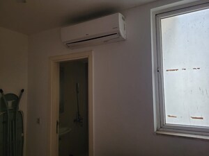 Room in 3 BHK Apartment at DLF The Crest, Sector 54 – for Rent