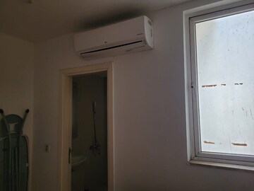 Room in 3 BHK Apartment at DLF The Crest, Sector 54 – for Rent