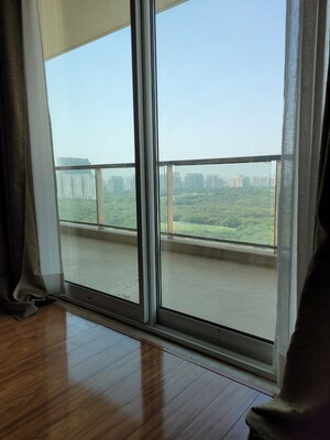Room in 3 BHK Apartment at DLF The Crest, Sector 54 – for Rent