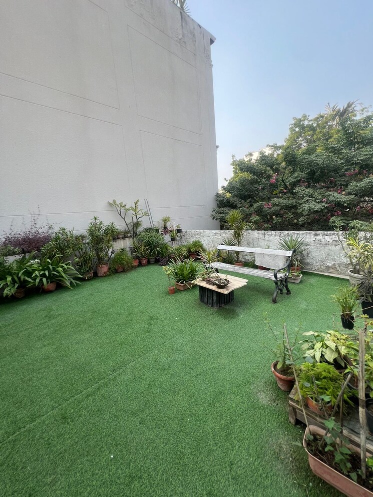 Garden, greater kailash i 1 RK 425 Sq.Ft. Builder Floor In Greater Kailash I Delhi 9507265