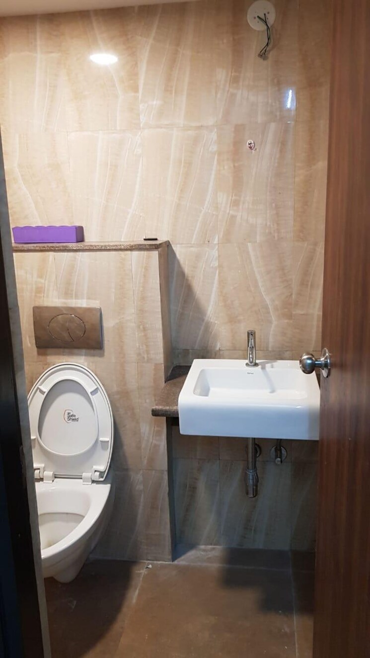 Attached Bathroom, lodha-amara 1.5 Bedroom 580 Sq.Ft. Apartment In Kolshet Road Thane 9507418