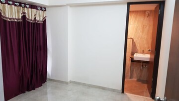 Room in 1.5 BHK Apartment at Lodha Amara, Kolshet Road – for Sale