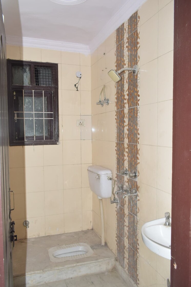 Bathroom, mahavir enclave 1 2 Bedroom 520 Sq.Ft. Builder Floor In Mahavir Enclave 1 Delhi 9507524