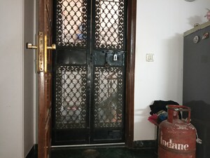 Furnished Amenities in 3 BHK Builder Floor at Kailash Colony – for Rent