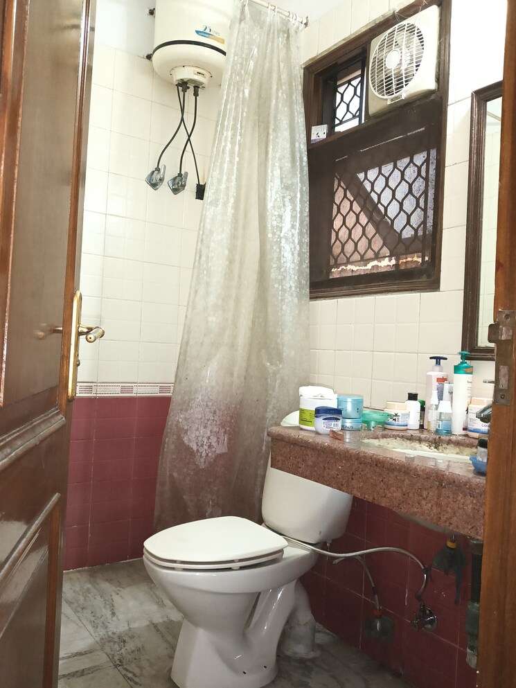 Bathroom, kailash colony 3 Bedroom 1800 Sq.Ft. Builder Floor In Kailash Colony Delhi 9507548