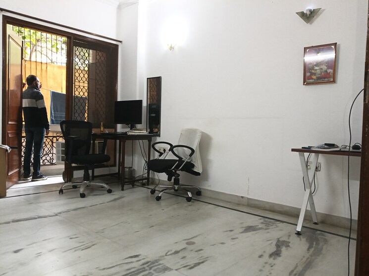 Gym, kailash colony 3 Bedroom 1800 Sq.Ft. Builder Floor In Kailash Colony Delhi 9507548