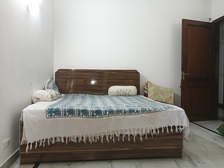 Bedroom, kailash colony 3 Bedroom 1800 Sq.Ft. Builder Floor In Kailash Colony Delhi 9507548