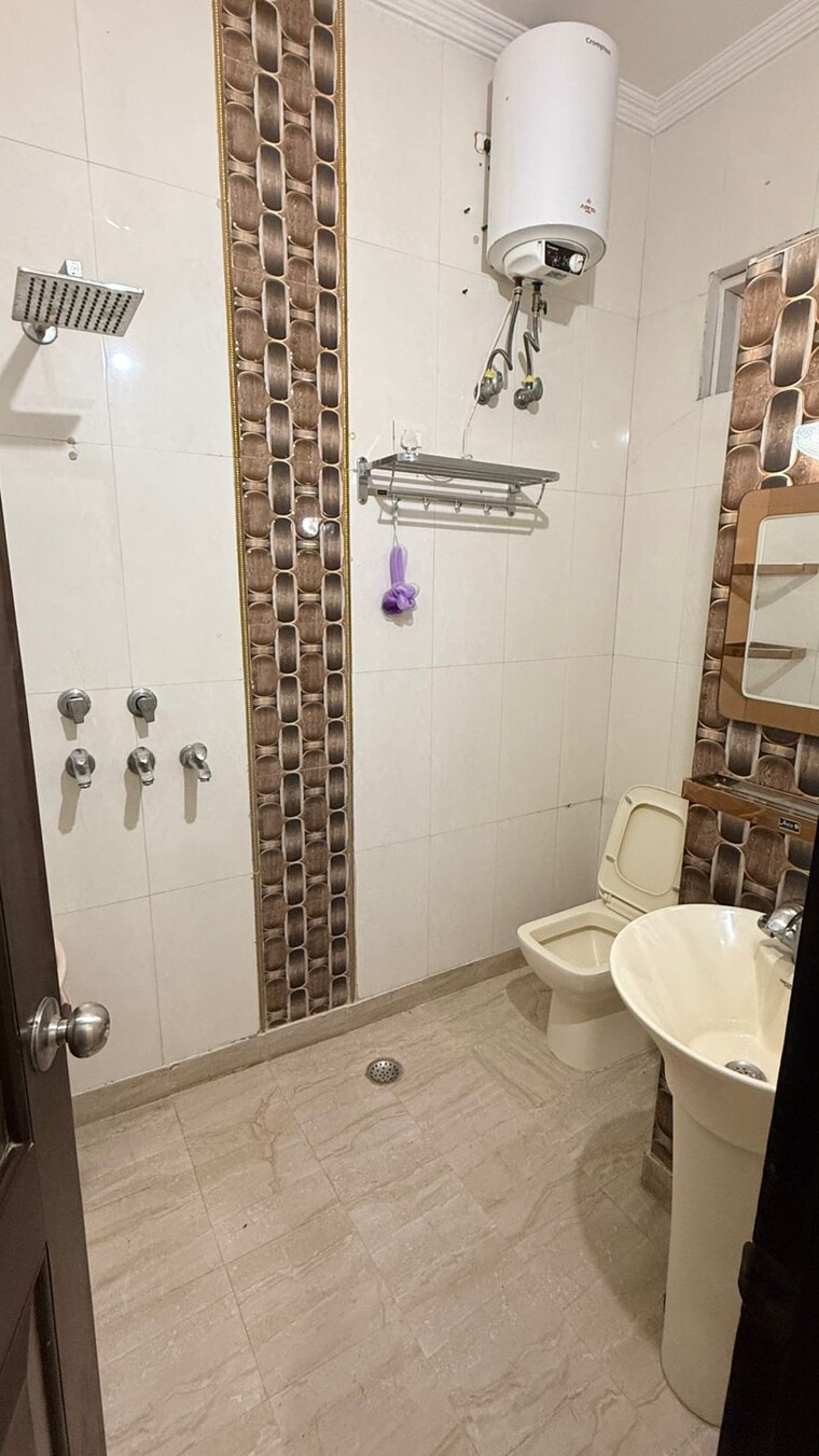 Bathroom, pitampura 2 Bedroom 1000 Sq.Ft. Builder Floor In Pitampura Delhi 9507552