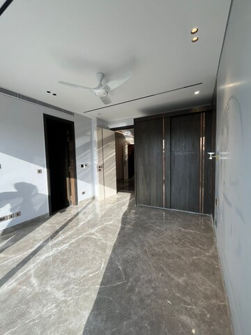 Building Lobby in 4 BHK Builder Floor at Ansal Sushant Lok I, Sector 43 – for Rent