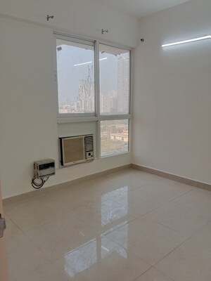 Room in 2 BHK Apartment at Signature Global Prime, Sector 63a – for Rent