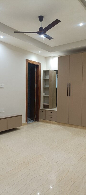 Room in 3 BHK Builder Floor at Anand Vihar – for Rent