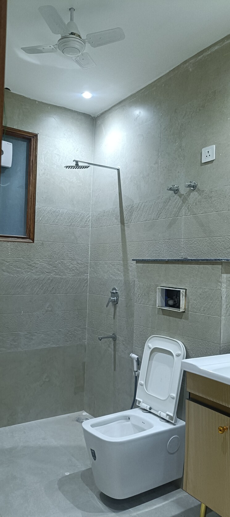 Bathroom, anand vihar 3 Bedroom 1800 Sq.Ft. Builder Floor In Anand Vihar Delhi 9507624