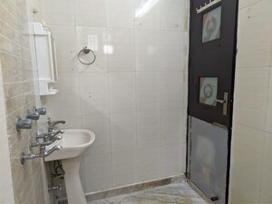 Bathroom in 1 BHK Builder Floor at Rohini Sector 16 – for Rent