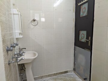 Bathroom in 1 BHK Builder Floor at Rohini Sector 16 – for Rent