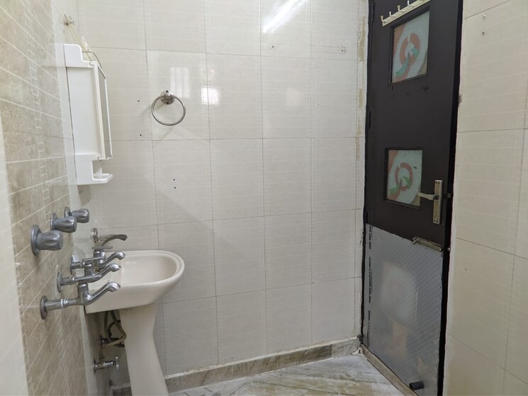 Bathroom, rohini sector 16 1 Bedroom 34 Sq.Mt. Builder Floor In Rohini Sector 16 Delhi 9507672