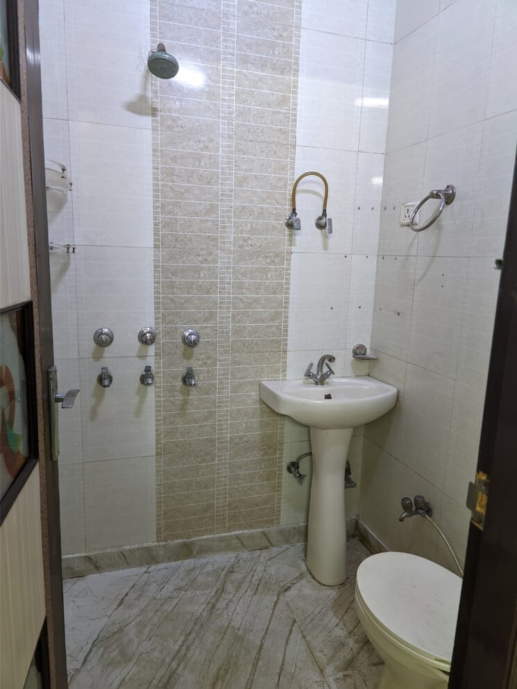 Bathroom, rohini sector 16 1 Bedroom 34 Sq.Mt. Builder Floor In Rohini Sector 16 Delhi 9507672
