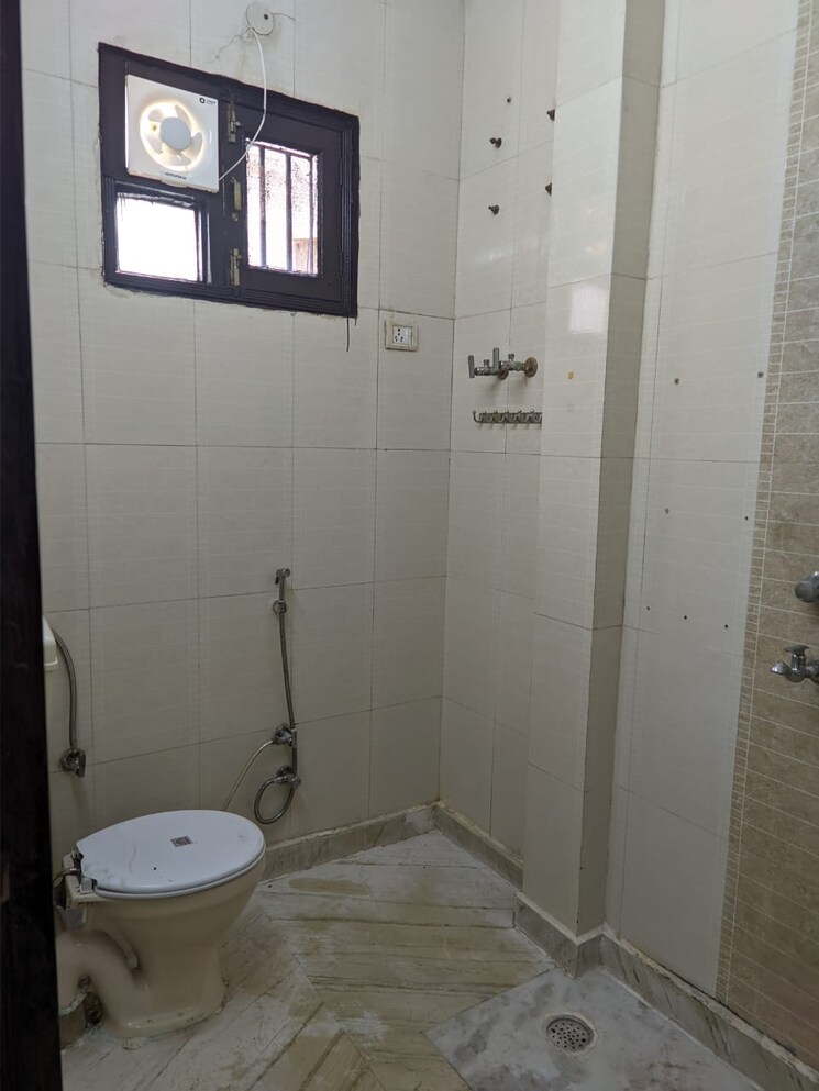 Bathroom, rohini sector 16 1 Bedroom 34 Sq.Mt. Builder Floor In Rohini Sector 16 Delhi 9507672