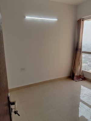 Room in 2 BHK Apartment at Signature Global Prime, Sector 63a – for Rent