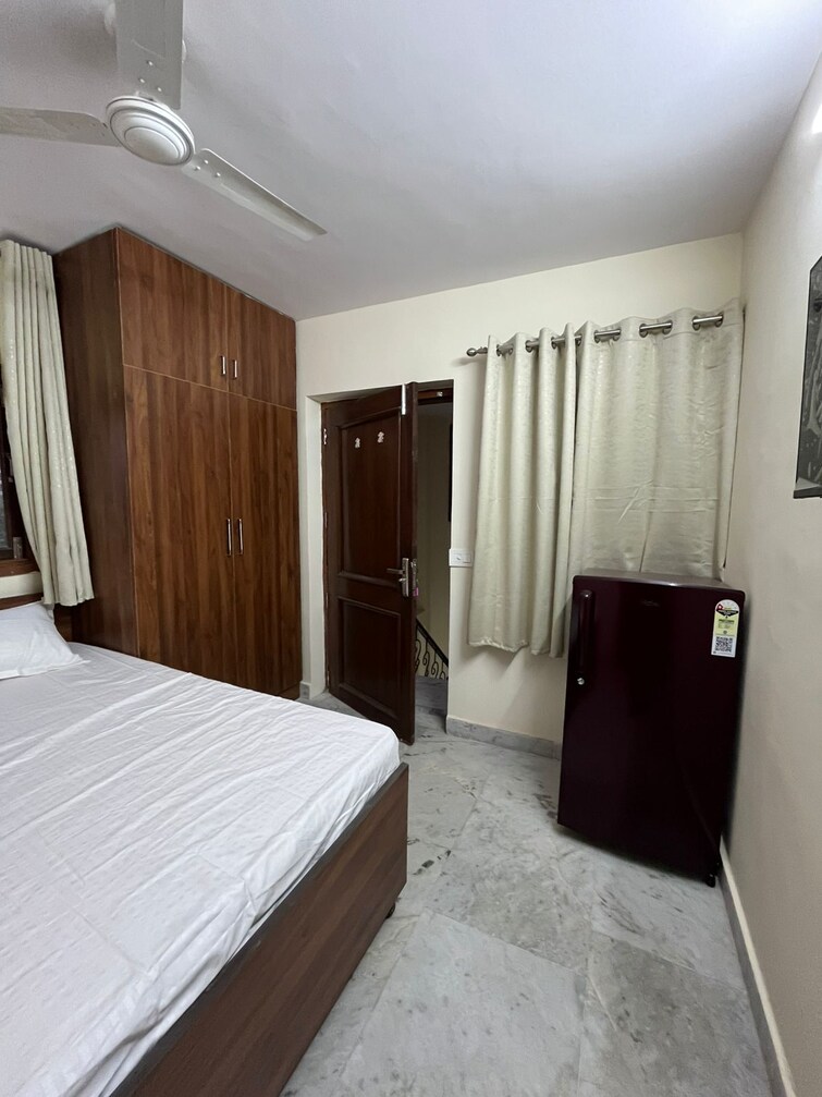 Bedroom, east of kailash 2 Bedroom 125 Sq.Yd. Builder Floor In East Of Kailash Delhi 9507788
