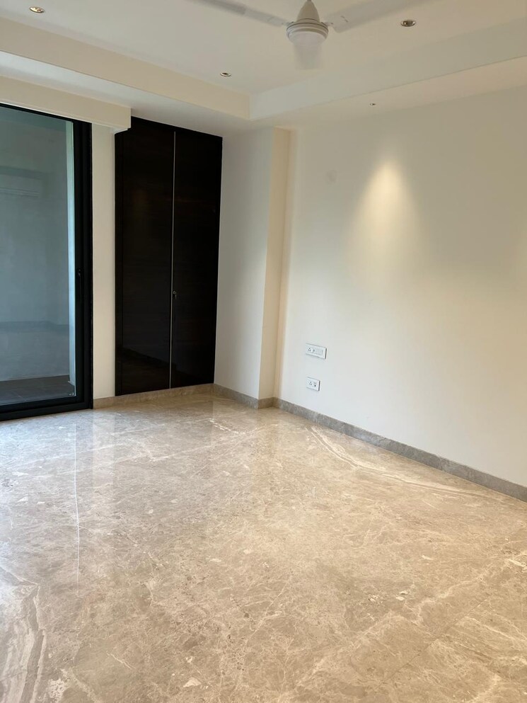 Room, east of kailash 3 Bedroom 300 Sq.Yd. Builder Floor In East Of Kailash Delhi 9507811