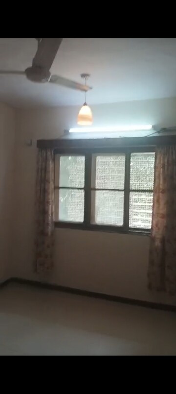 Room in 2 BHK Apartment at Takshila CHS, Andheri East – for Rent
