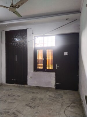 Room in 3 BHK Builder Floor at Ashoka Enclave Faridabad, Sector 34 – for Rent